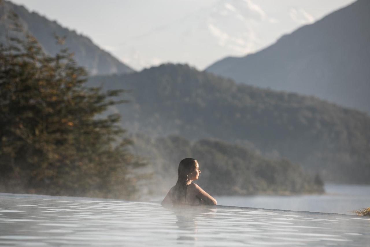 Llao Llao Resort, Golf-Spa San Carlos de Bariloche Eksteriør bilde A woman bathing in the hot springs of the resort