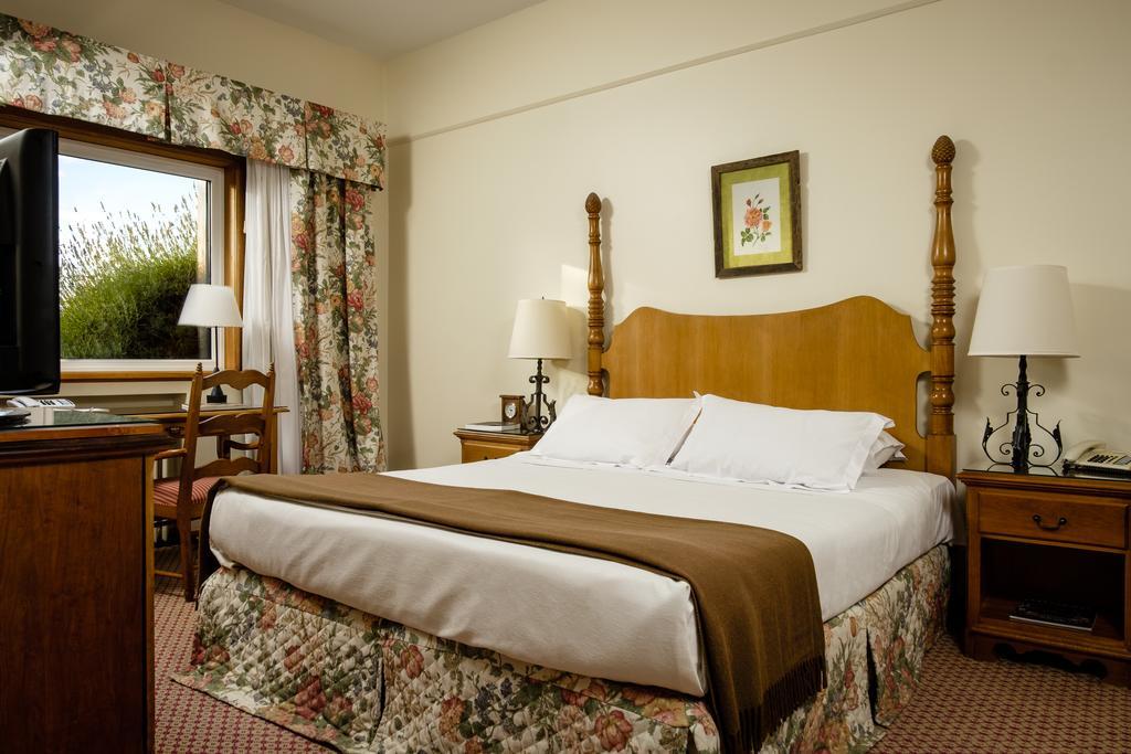 Llao Llao Resort, Golf-Spa San Carlos de Bariloche Eksteriør bilde A bedroom at the Inn at Disney's Animal Kingdom